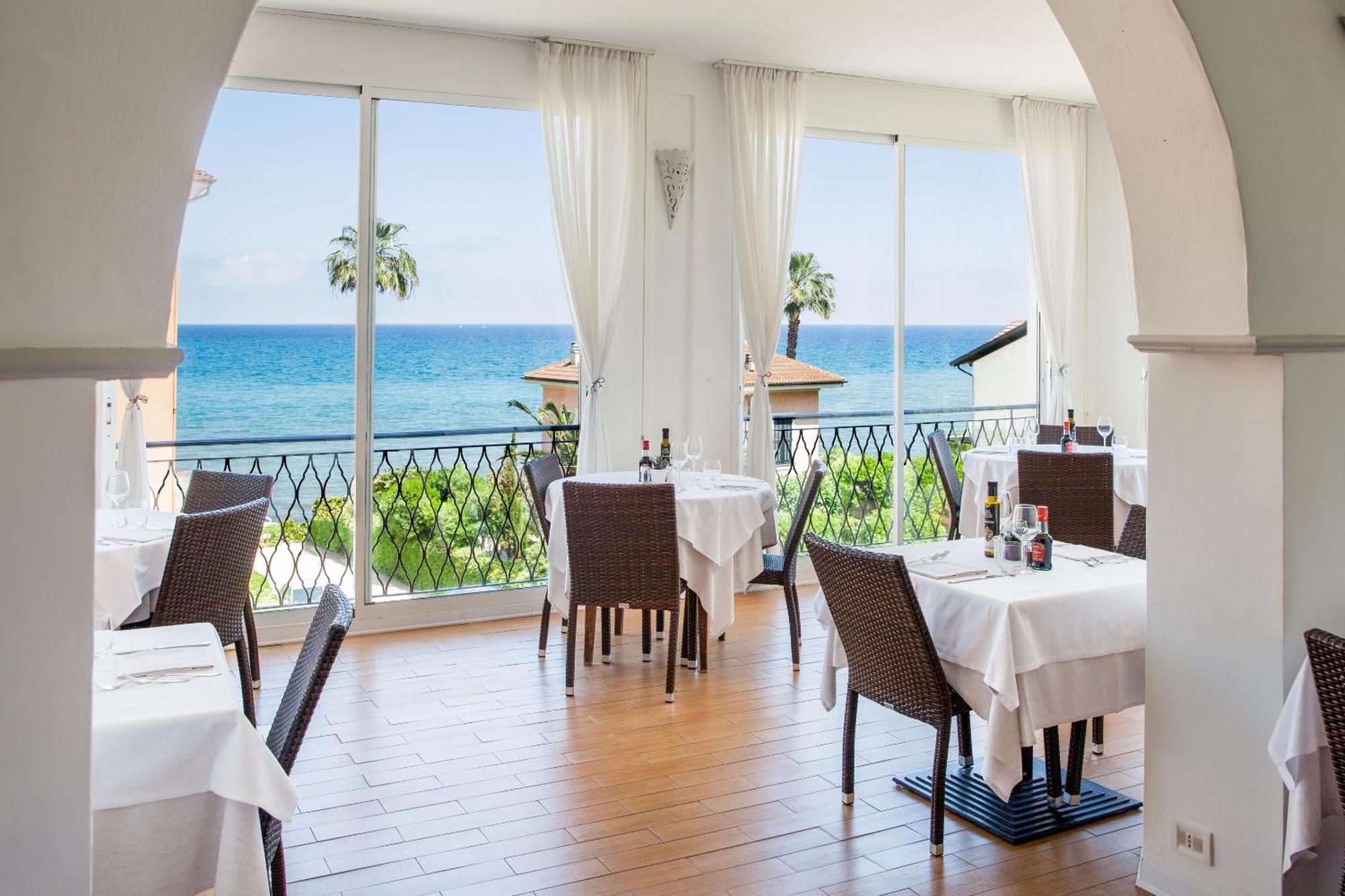 Hotel Moresco ดิอาโนมารีนา ภายนอก รูปภาพ